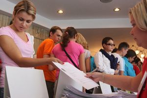 Șansă de angajare pentru tineri: Bursa locurilor de muncă pentru absolvenţi