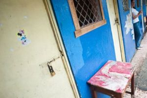 DOVEZI. UDREA în condiţii INUMANE în penitenciarul din Costa Rica. MIZERIE, APĂ de la o CHIUVETĂ RUGINITĂ şi MÂNCARE SCÂRBOASĂ