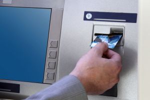 Pensionarii vor primi banii pe card, de anul viitor
