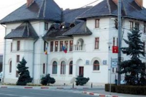 Femeia de serviciu, pedichiuristă pentru dom’ director. Cursuri de „reconversie profesională” la Primăria din Tg. Jiu