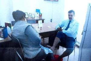 Ce fac bugetarii bine plătiţi în timpul programului de lucru: Director din primărie, spălat pe picioare de femeia de serviciu