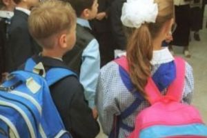 Cum să prevenim ABANDONUL ȘCOLAR - rechizite şi ghiozdane, gratis, pentru 360.000 de elevi