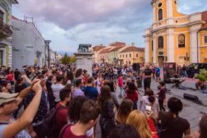 Peste 80 de reprezentaţii de muzică, dans, magie, acrobaţii, teatru la Jazz in the Street, duminică, la Cluj
