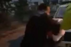 BĂRBAT bătut de POLIȚIȘTI. SCENE teribile surprinse în momentul arestării. Video