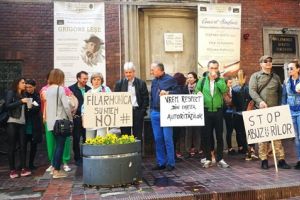 Protest in fata Filarmonicii Banatul, in a treia zi de negocieri intre sindicat si conducere