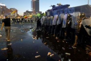 PERCHEZIȚII la PROTESTATARII VIOLENȚI din Piaţa Victoriei. Sunt vizaţi AGRESORI ai JANDARMILOR