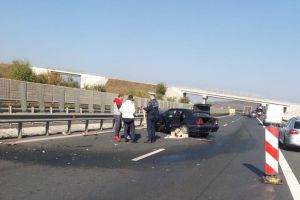 FOTO. Accident pe Autostrada Sebeş-Sibiu: O persoană rănită după o coliziune între un camion şi o maşină
