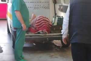 FOTO/ ȘTIREA TA/ Albaiulian nemulţumit de Serviciul de Ambulanţă Judeţean Alba: O pacientă pusă jos, în Salvare, ”pe nişte pături şi mutată din maşină pe targă cu chingi de legat marfă”
