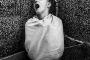 Are doar 26 de ani, dar a fost INTERNATĂ LA PSIHIATRIE după o CRIZĂ. Celebra CÂNTĂREAȚĂ îşi RISCĂ întreaga carieră în MUZICĂ