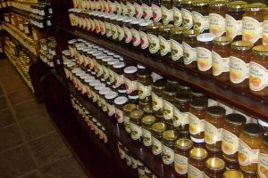 Gemuri şi dulceţuri cu coloranţi din GÂNDACI, multe CHIMICALE şi urme de fructe, pe rafturile supermarketurilor