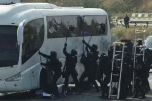 Trupele speciale din Poliţia Română au devastat un autocar pentru un exerciţiu de antrenament - VIDEO