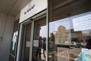 Lantisor de aur gasit de un jandarm si returnat proprietarei, in sediul ANAF Timisoara