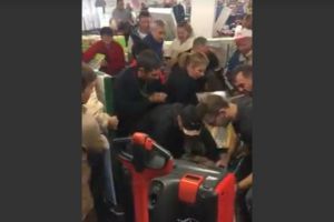 Haos la un supermarket din Constanta! Clientii s-au batut pentru bancute la oferta (video)