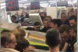 Românii s-au bătut la reduceri pe bănci de grădină - VIDEO