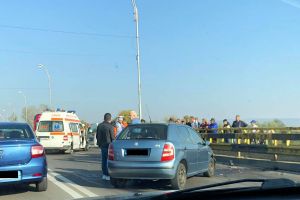 Accident pe Podul Șerbăneşti: două persoane au fost rănite