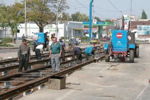 Ocoliţi! Lucrările la linia de tramvai vor bloca pentru o lună circulaţia prin faţa Bisericii Emanuel din Oradea