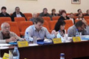 Consiliul Local Caransebeş, transformat în Clubul Cititorilor de Scrisori Anonime