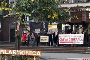 Greva pe acorduri muzicale, in fata Filarmonicii Banatul din Timisoara