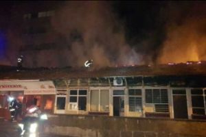 INCENDIU DEVASTATOR la Craiova. Zeci de pompieri se luptă să stingă flăcările