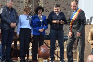 De la oficialii de Mediu – Primarul de Tismana a primit o castană uriaşă, la închiderea cu succes a proiectului european LIFE!