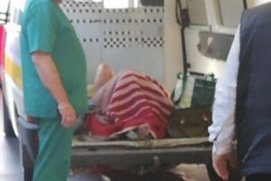 O obeză de 200 de kilograme, legată cu chingi şi adusă pe podeaua unui microbuz la spital