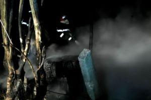Incendiu la un atelier şi o lemnărie de lângă şcoala din Breaza (VIDEO)