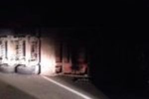 Trafic blocat o noapte întreagă! Autocamion plin cu lemne, răsturnat la ieşire din Goruia!