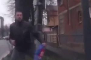 Pieton ghinionist, lovit în cap de un semn de circulaţie - VIDEO