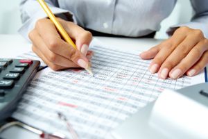 Se angajează contabil şi secretar la o şcoală gimnazială