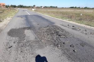 Localnicii din Batăr, revoltaţi de găurile din drumul judeţean DJ 709 între Talpoş - Berechiu (FOTO)