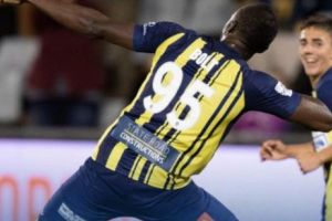 Usain Bolt A SPART GHEAȚA în fotbalul profesionist! PRIMELE GOLURI pentru cel mai rapid om al planetei | VIDEO