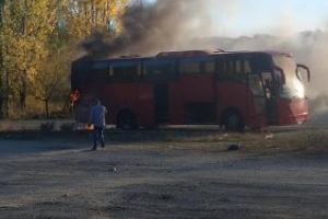 Autocar în flăcări pe un drum din Cluj FOTO