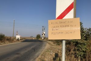 Mesaj la o trecere de cale ferata, pentru presedintele CJ Timis: „Calin, baiat fin…”