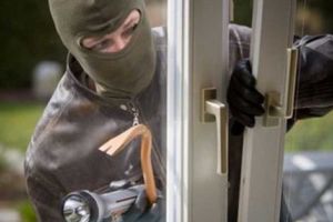 Spărgător de locuinţe, trimis în judecată