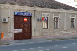 UPDATE: Percheziţii la Poliţia Locală Alba Iulia. Un angajat, suspectat că ar fi incendiat maşina fostei soţii