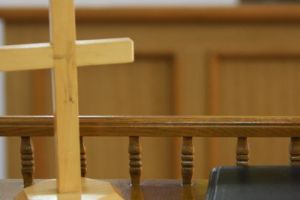 Bărbaţi reţinuţi după ce au încercat să mituiască un poliţist