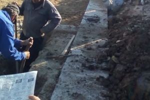 Muncitorii din Piaţa Trivale citesc ziarul la secţiunea „Oferte de muncă”!