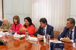 S-a lansat cartea „Tratat teoretic şi practic de drept administrativ” de Verginia Vedinaş, într-o companie selectă