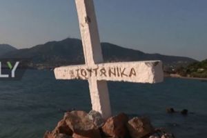 CREȘTINII contraatacă:  Crucea din Lesbos DĂRÂMATĂ pentru a nu OFENSA imigranţii a fost RIDICATĂ din nou