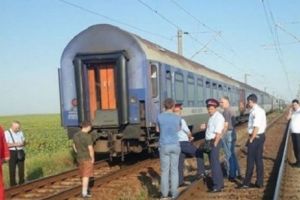 Accident feroviar în Suceava. Un tren de călători s-a ciocnit cu un utilaj agricol