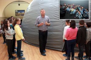 „Excursie” printre astre: Copiii orădenilor sunt aşteptaţi să dezlege misterele eclipselor şi anotimpurilor în singurul planetariu mobil din ţară