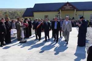Sărbătoare la Stupini: Dezvelirea Monumentului Eroilor, investiţii inaugurate în prezenţa oficialităţilor (FOTO)