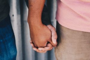 Proiectul de lege privind parteneriatul civil: Cuplurile homosexuale nu vor avea dreptul să adopte copii. Alte prevederi