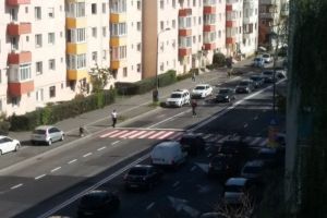 A lovit un pieton care traversa regulamentar, l-a dus la spital, apoi a fugit