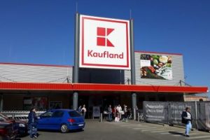 La Auchan Găvana, steagul României este „marfă de sezon”. Unii angajaţi fac bâză şi trimit clienţii la magazinul chinezesc!