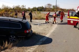 Maşină răsturnată pe câmp la Teiu