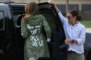 Melania Trump a MĂRTURISIT de ce a îmbrăcat jacheta cu inscripţia: „Cu adevărat nu mă interesează, dar pe tine?”