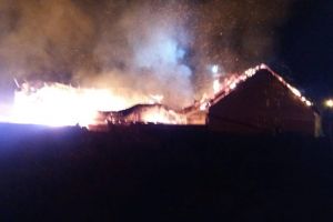 Incendiu VIOLENT la un ATELIER de tâmplărie. POMPIERII s-au LUPTAT ore în şir cu FLĂCĂRILE (FOTO)