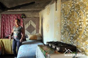 Puteti aduce caldura si lumina in casa unei femei din Timis care risca sa petreaca iarna in frig