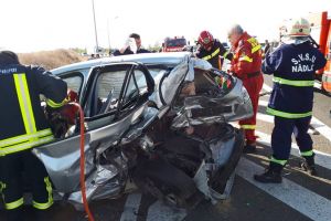 ACCIDENT rutier CUMPLIT  pe Autostrada Arad – Nădlac. O persoană a DECEDAT iar alte trei au fost RĂNITE (FOTO)